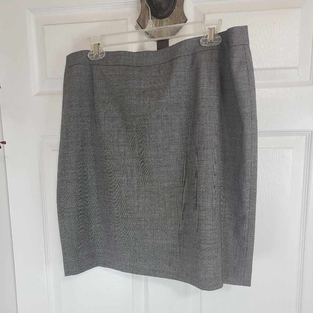 Semantiks Woman's Short Skirt, Size: 16 Color: Grey